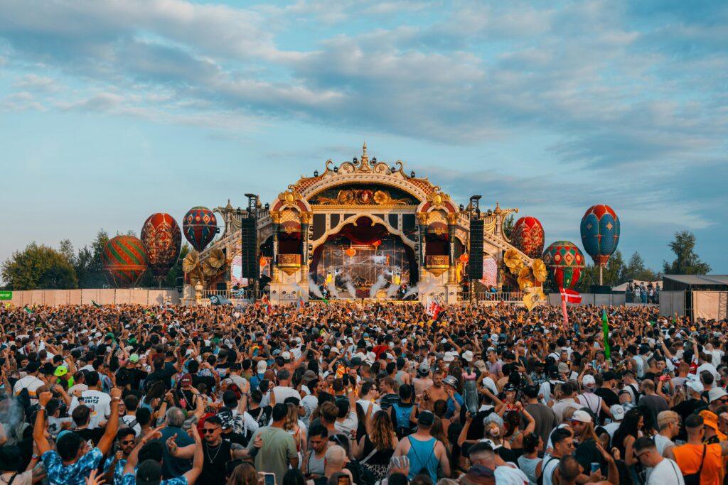 Tomorrowland 2025 – Tag 2: DreamVille öffnet, Spannung liegt in der Luft