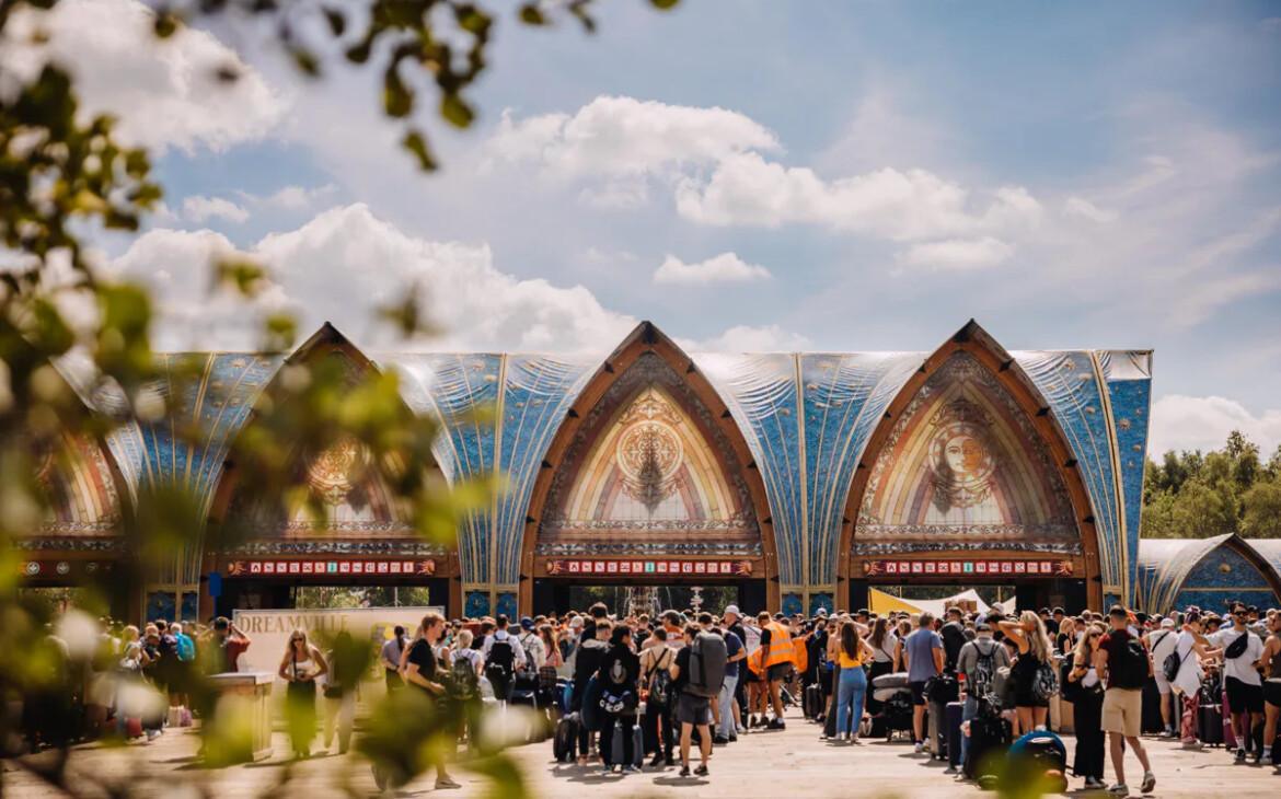 Tomorrowland 2025 – Tag 2: DreamVille öffnet, Spannung liegt in der Luft Tomorrowland 2025 – Tag 2: DreamVille öffnet, Spannung liegt in der Luft