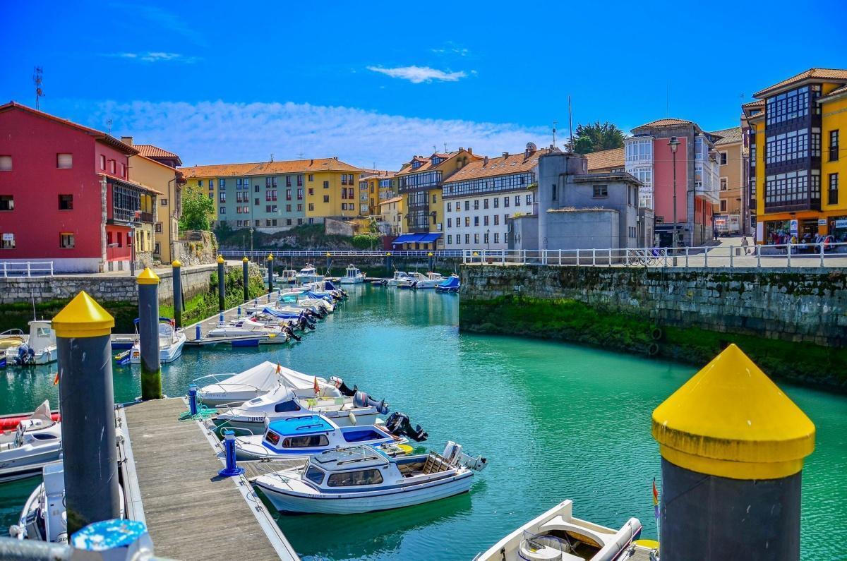 Llanes, el pueblo asturiano donde una playa está tierra adentro y es Monumento Natural: la Playa de Gulpiyuri
