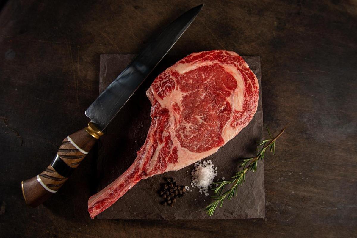 🥩 La star du moment à l’HOTEL LES TIPANIERS : La côte de bœuf premium! 🔥