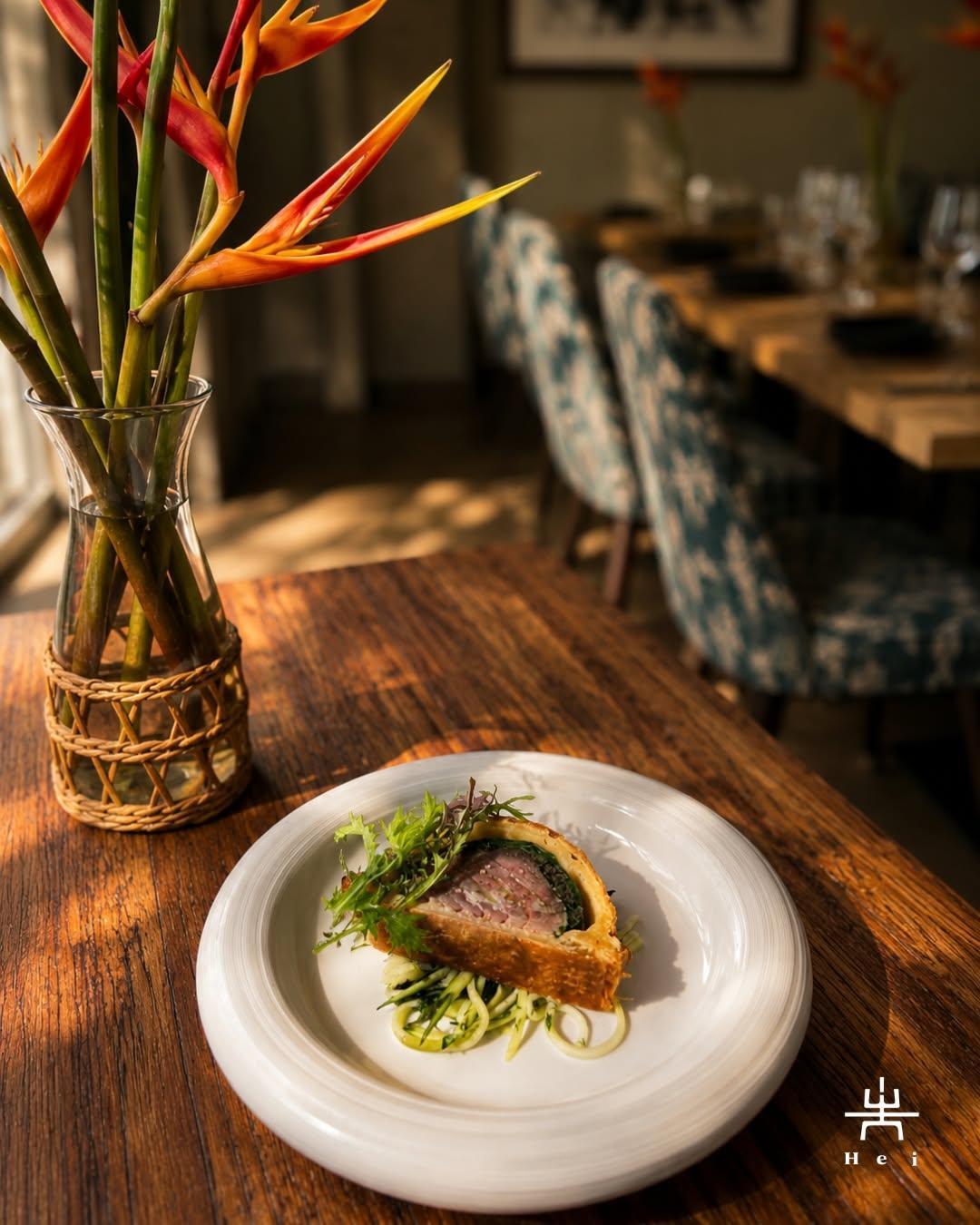 🐟Découvrez le thon en croûte du HEI RESTAURANT au déjeuner.🍽️