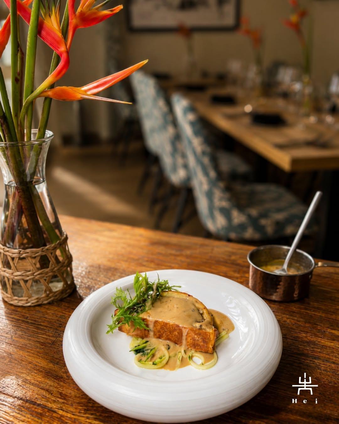 🐟Découvrez le thon en croûte du HEI RESTAURANT au déjeuner.🍽️