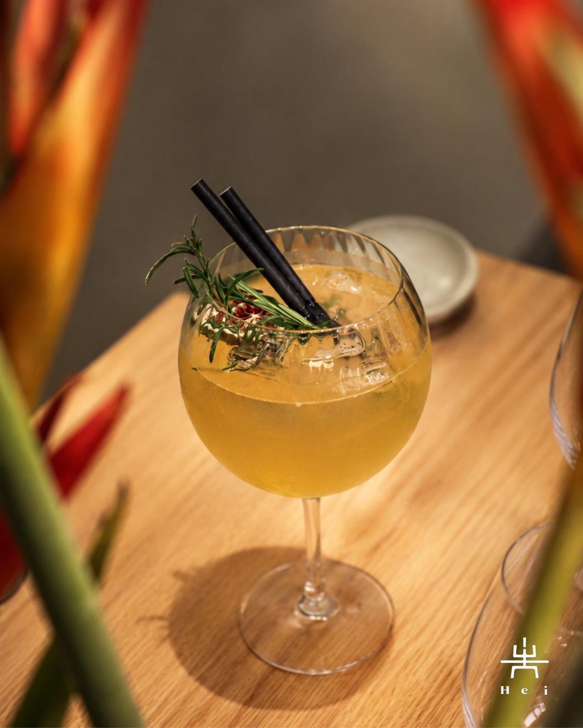 🌿🥂Découvrez le Hei Spritz au HEI RESTAURANT!🍑🍋