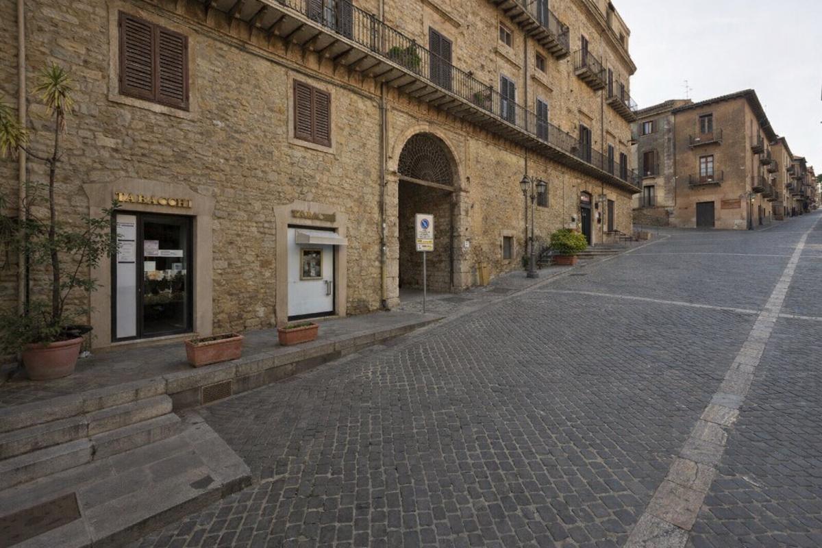 Palazzo Conti Cutelli (Baglio Castellana)- Conti Cutelli Palace (Baglio Castellana)