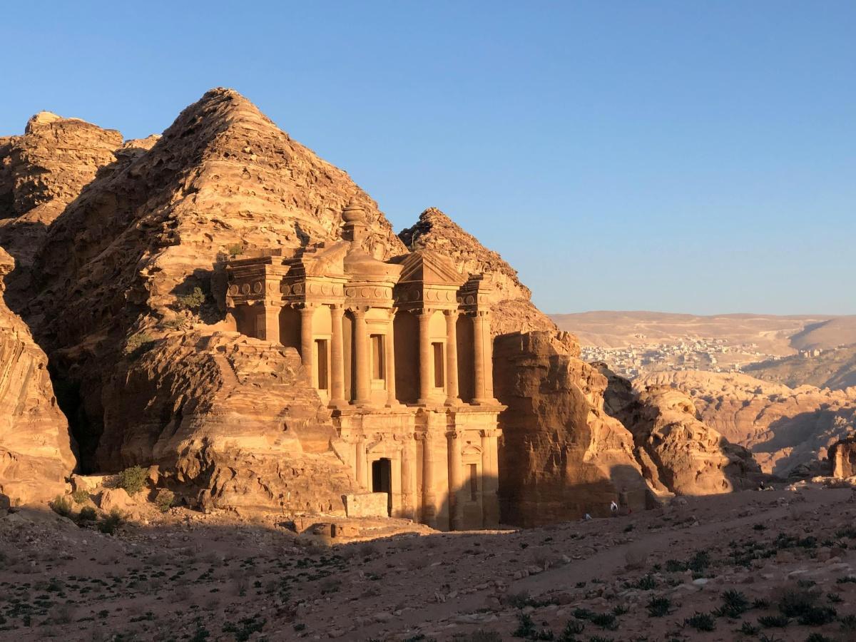 Le Moyen-Orient : Entre Sables Millénaires et Mirages Futuristes