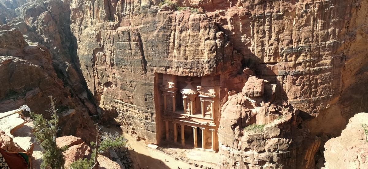 Le Moyen-Orient : Entre Sables Millénaires et Mirages Futuristes