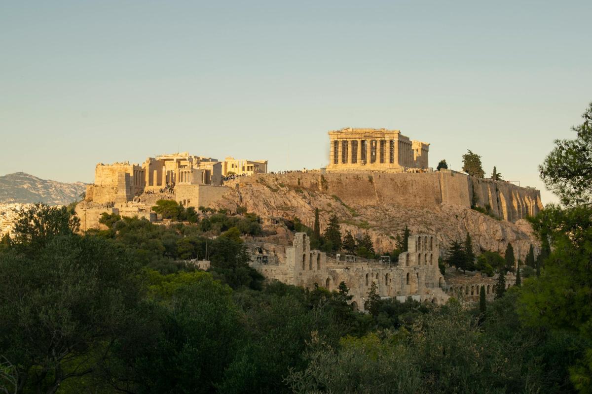 La Grèce : L'Éclat du Marbre et le Bleu de la mer Égée