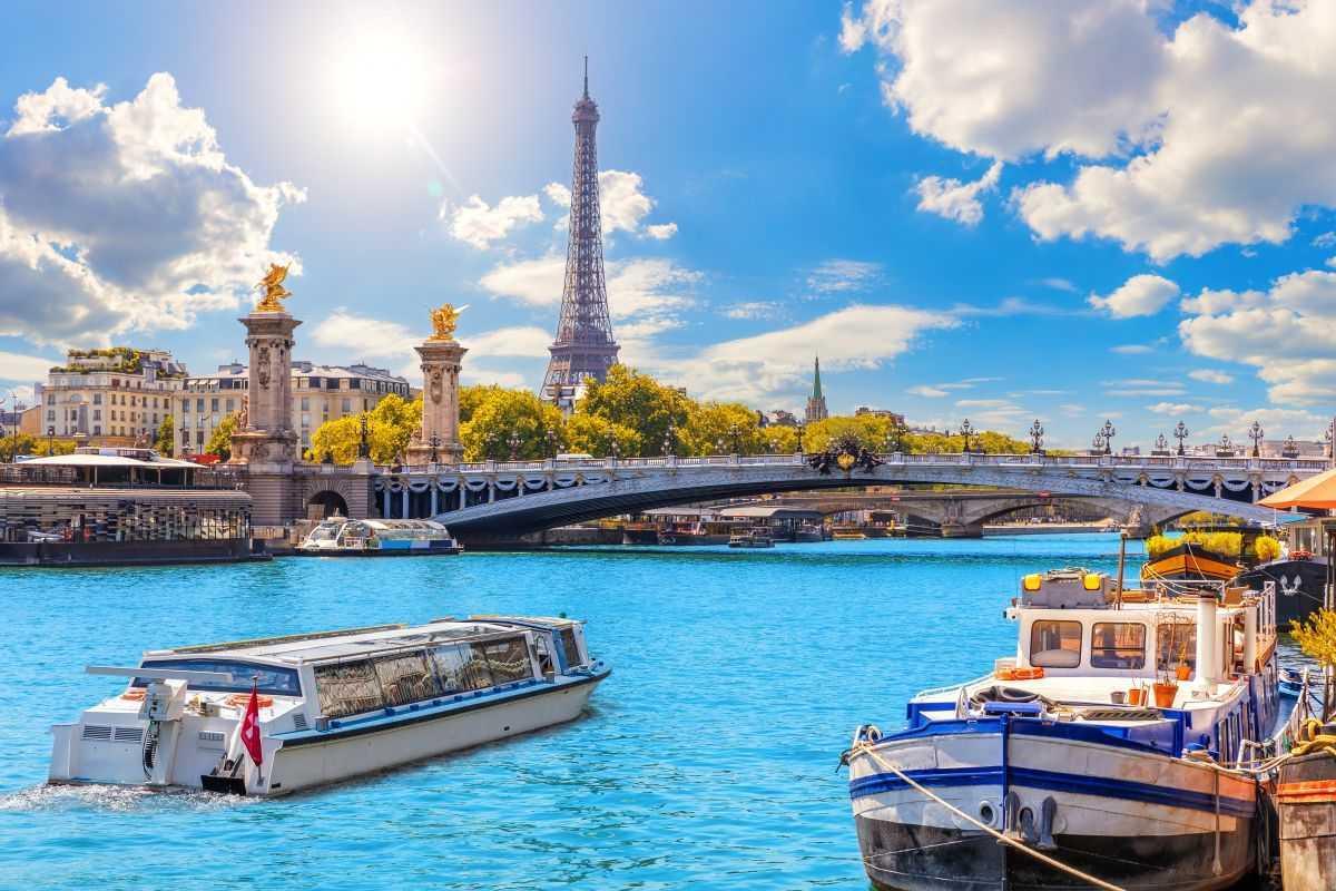 PARIS BY DAYS