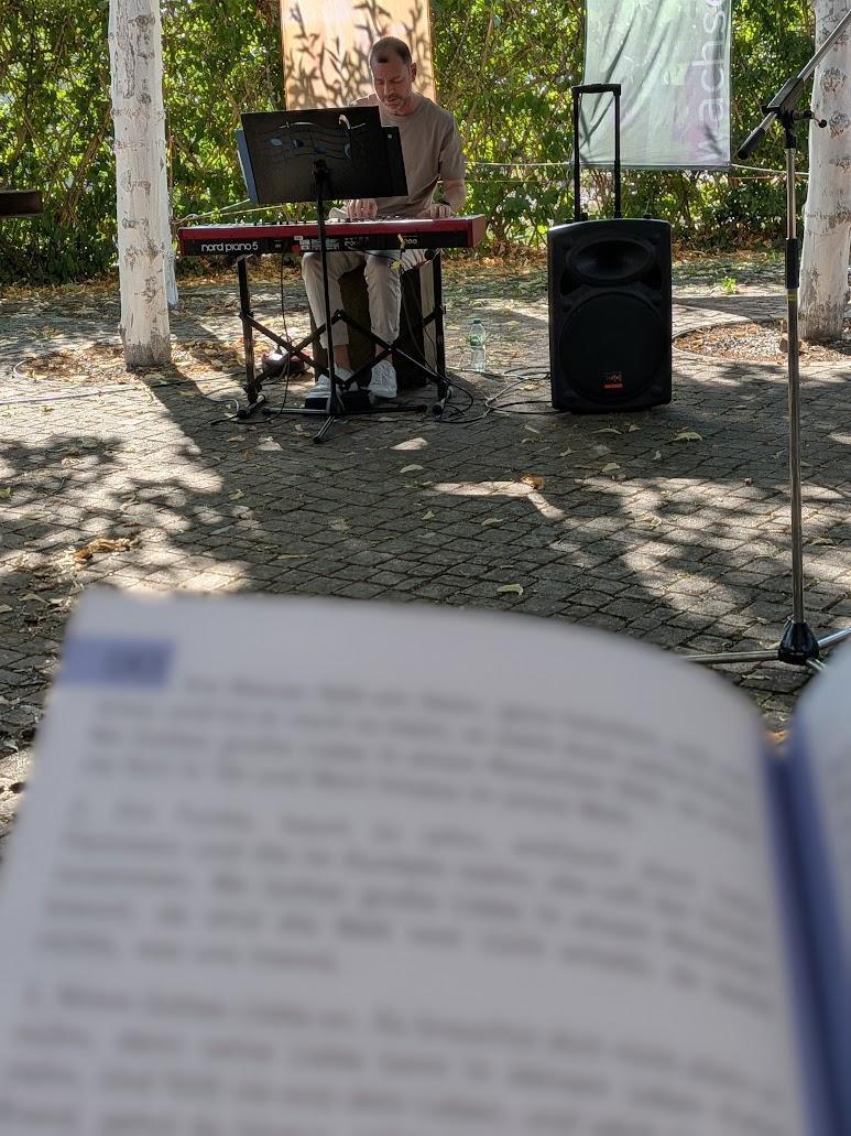 „Gerechtigkeit und Friede küssen sich" – Atempause zum 65. Jahrestag des Mauerbaus „Gerechtigkeit und Friede küssen sich" – Atempause zum 65. Jahrestag des Mauerbaus