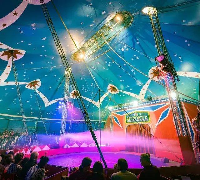 Fééries du Cirque Métropole sur l'esplanade Charles-de-Gaulle à Rennes Fééries du Cirque Métropole sur l'esplanade Charles-de-Gaulle à Rennes