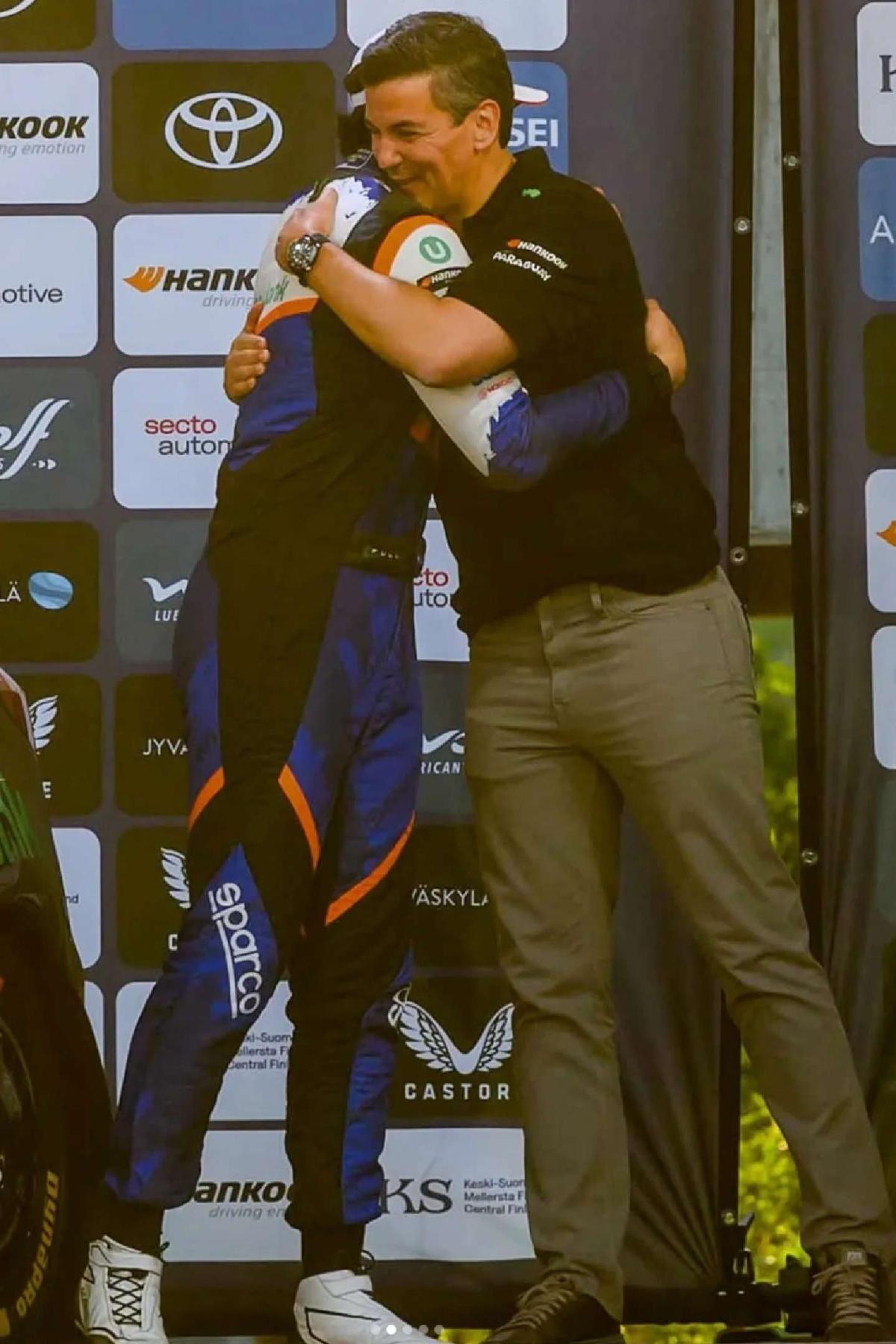 WRC Secto Rally Finland: Diego Domínguez comparte rampa con el Presidente Santiago Peña en la partida ceremonial WRC Secto Rally Finland: Diego Domínguez comparte rampa con el Presidente Santiago Peña en la partida ceremonial