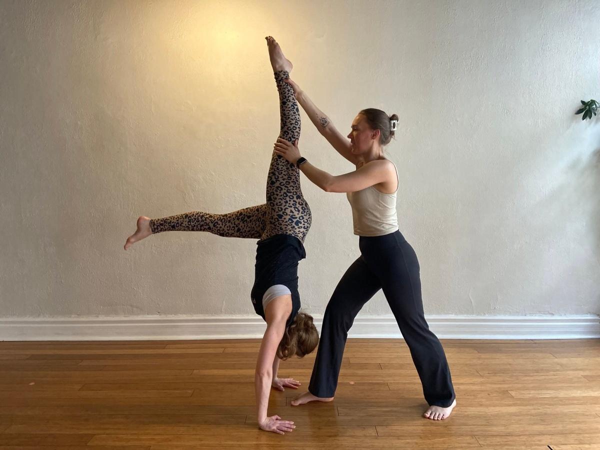 Atelier d'Inversions avec Léa et Sam chez Luna Yoga Atelier d'Inversions avec Léa et Sam chez Luna Yoga