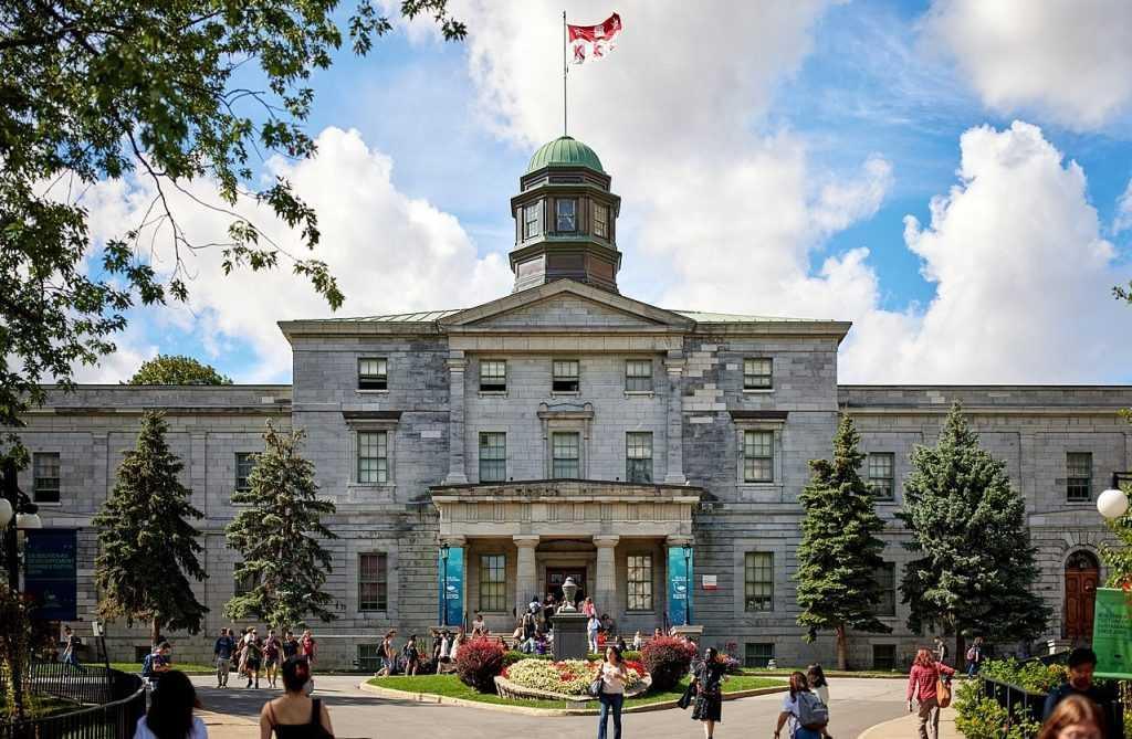 Se promener sur le campus de l'Université McGill : patrimoine, architecture et grands espaces verts
