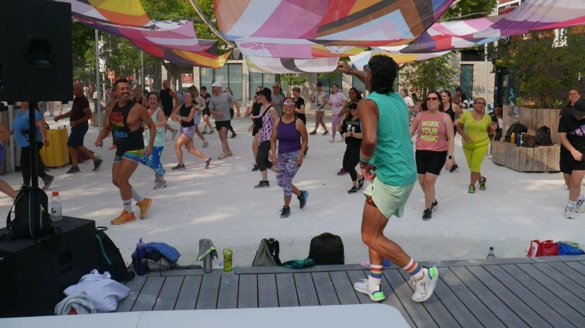 Zumba avec Victor Flores à la place du Village Zumba avec Victor Flores à la place du Village