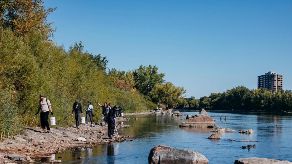 Grande activité de nettoyage des berges à la plage urbaine de Verdun Grande activité de nettoyage des berges à la plage urbaine de Verdun