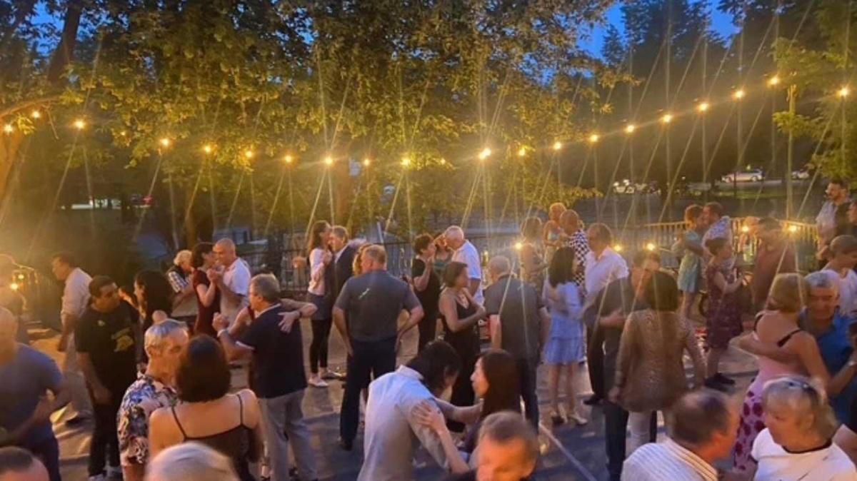 Tango dans le parc avec Jorge Elias Navas au parc Beaubien Tango dans le parc avec Jorge Elias Navas au parc Beaubien