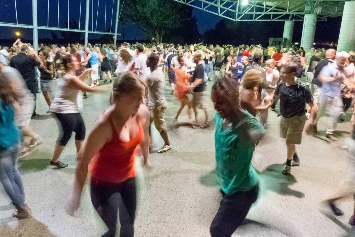 Isla Salsa sur la piste de danse de l'îlot John-Gallagher Isla Salsa sur la piste de danse de l'îlot John-Gallagher