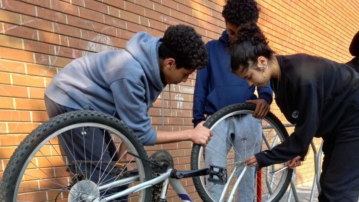Atelier d'initiation à l'entretien de son vélo à la bibliothèque Robert-Bourassa Atelier d'initiation à l'entretien de son vélo à la bibliothèque Robert-Bourassa