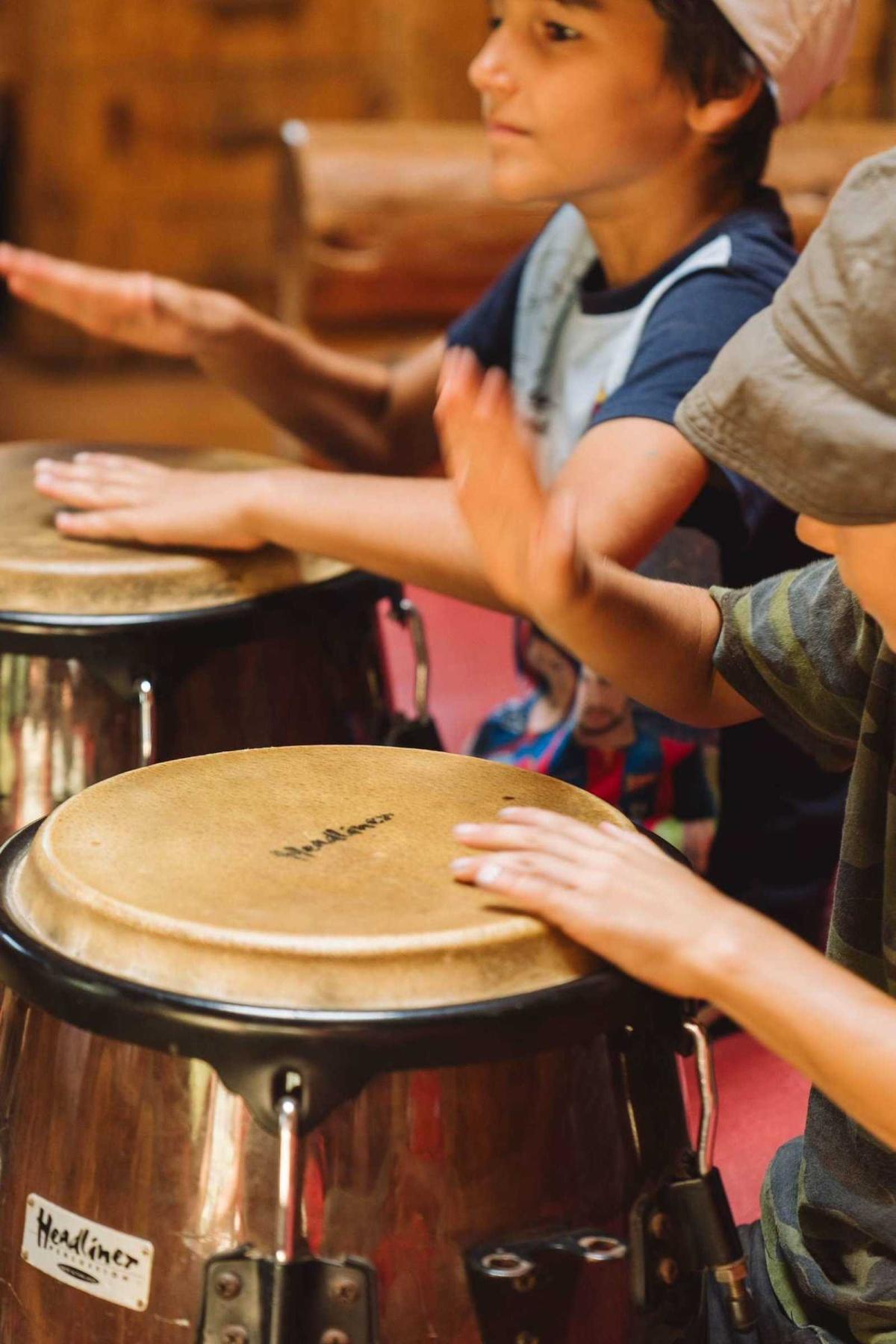 Atelier de percussions haïtiennes pour les tout-petits à la bibliothèque de Saint-Léonard Atelier de percussions haïtiennes pour les tout-petits à la bibliothèque de Saint-Léonard