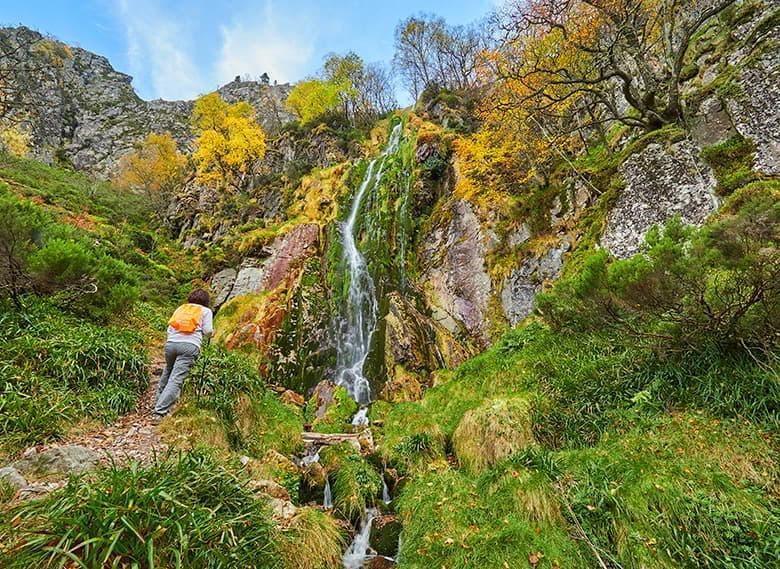 Parque Natural de Redes, Reserva de la Biosfera UNESCO, ofrece cascadas de 60 metros y lagos de montaña