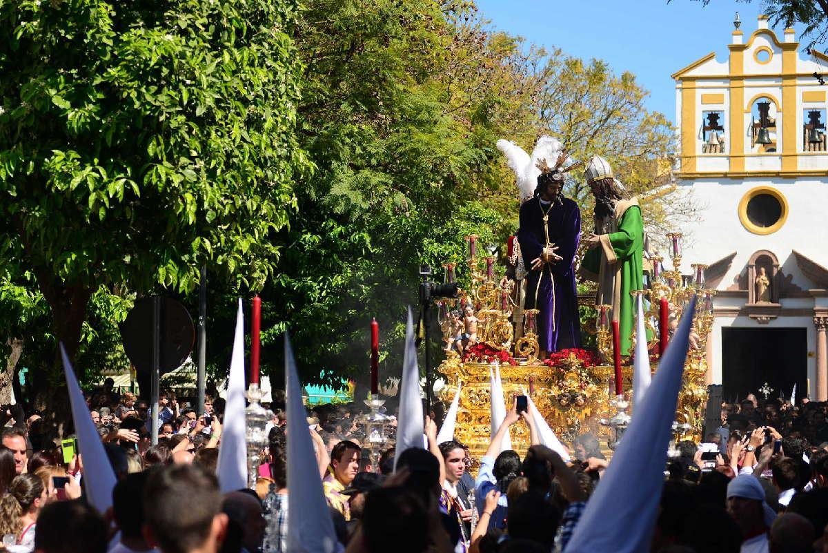 Semana Santa de Andalucía: la mirada del penitente bajo el capirote