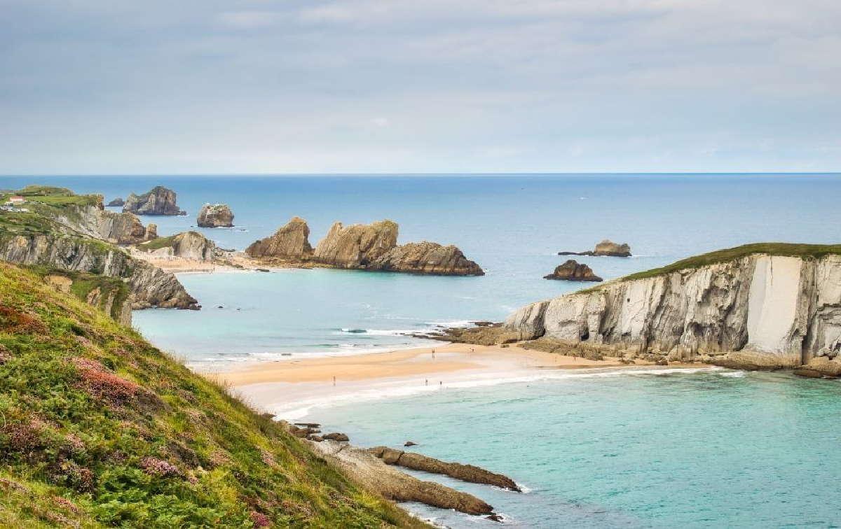 Navegar en Cantabria: la magia de la vela entre bahías, acantilados y calas escondidas Navegar en Cantabria: la magia de la vela entre bahías, acantilados y calas escondidas