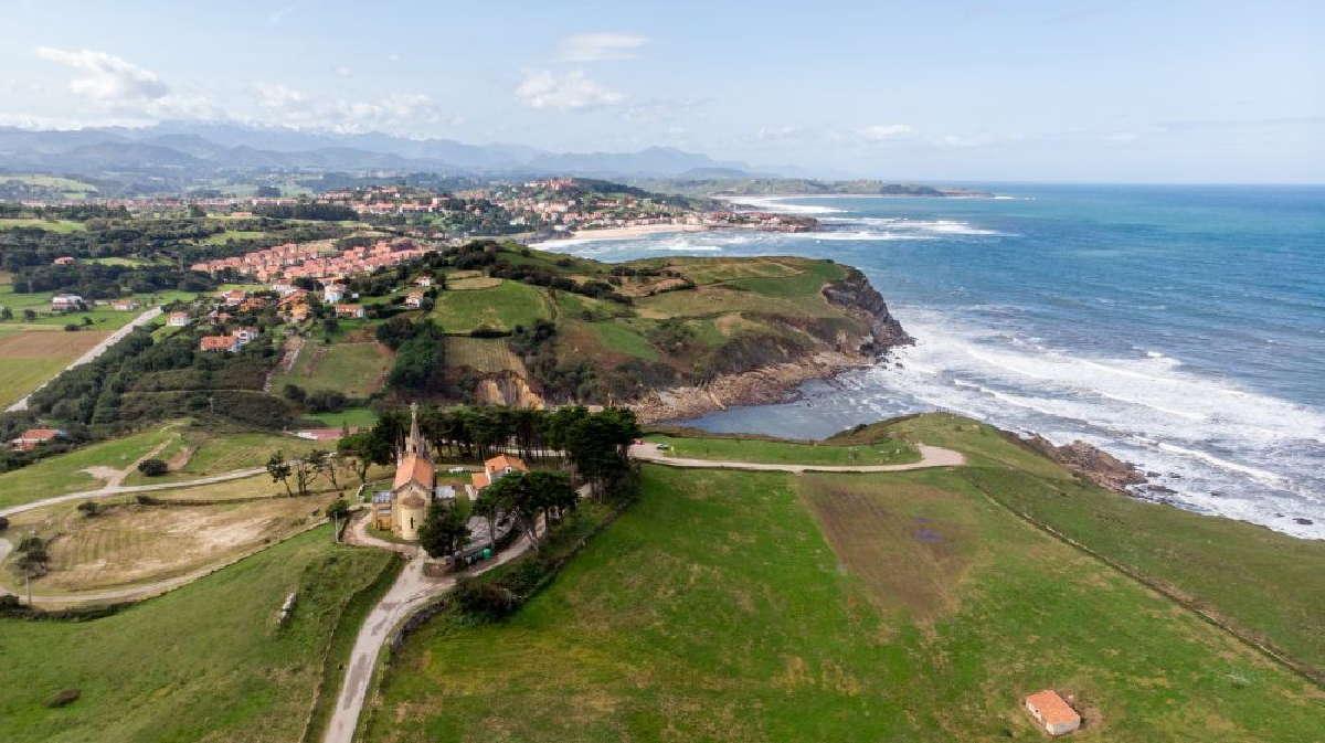 Navegar en Cantabria: la magia de la vela entre bahías, acantilados y calas escondidas