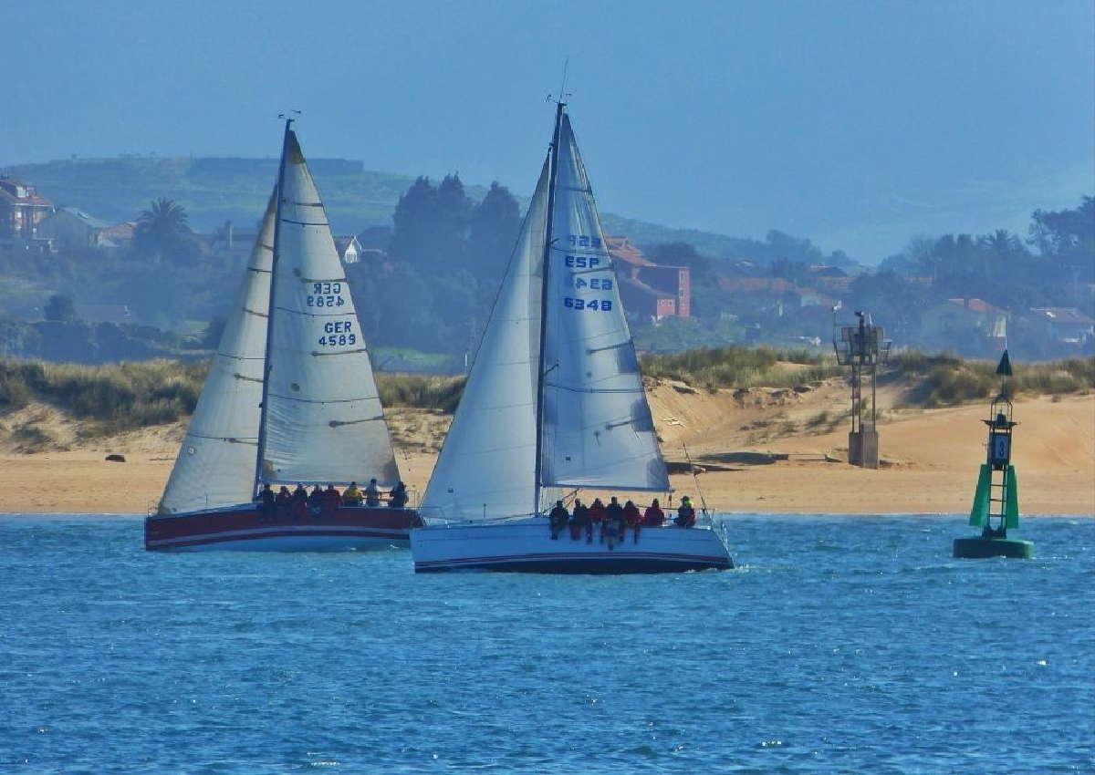 Navegar en Cantabria: la magia de la vela entre bahías, acantilados y calas escondidas