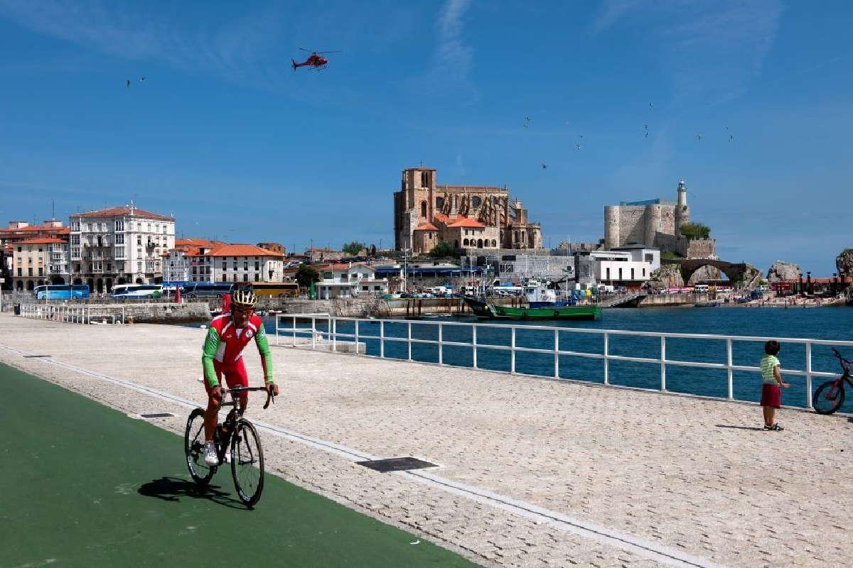 Navegar en Cantabria: la magia de la vela entre bahías, acantilados y calas escondidas Navegar en Cantabria: la magia de la vela entre bahías, acantilados y calas escondidas