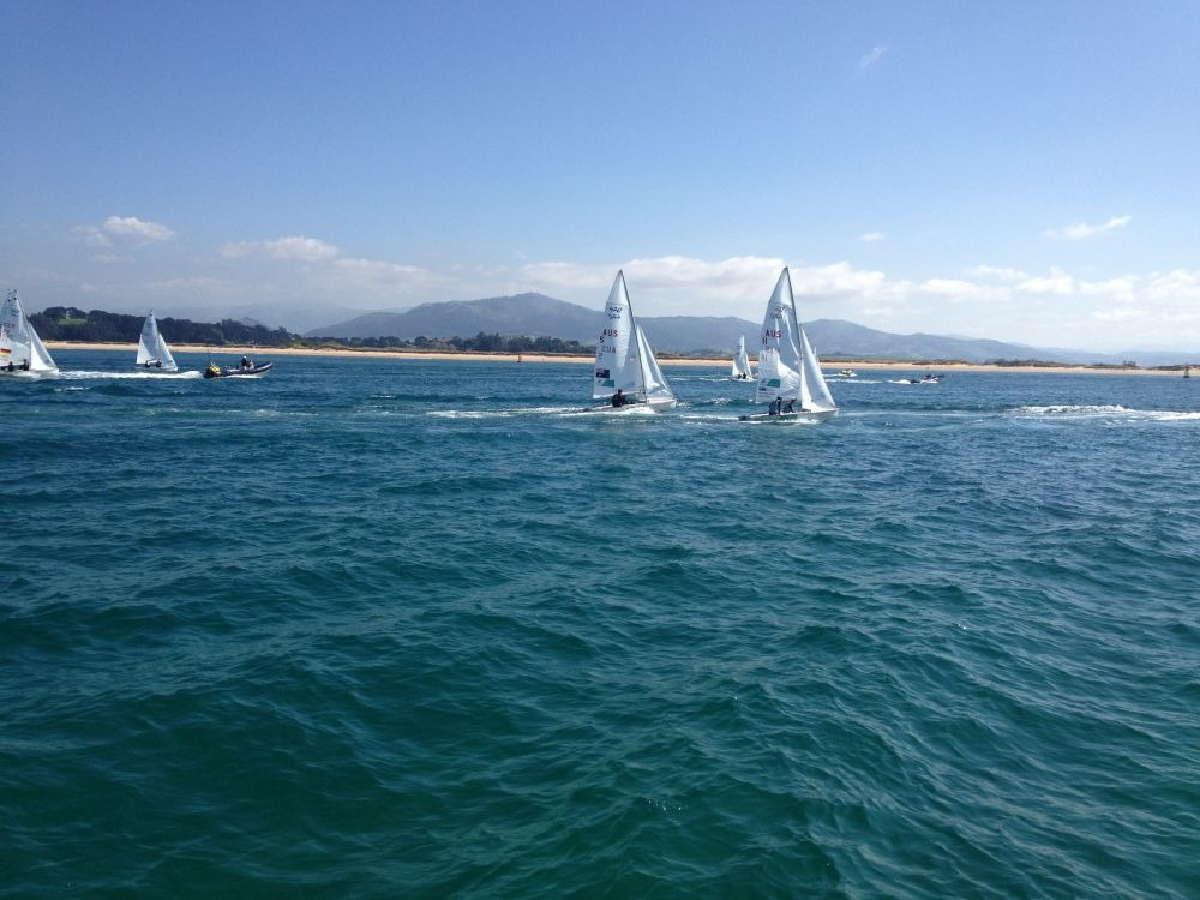 Navegar en Cantabria: la magia de la vela entre bahías, acantilados y calas escondidas