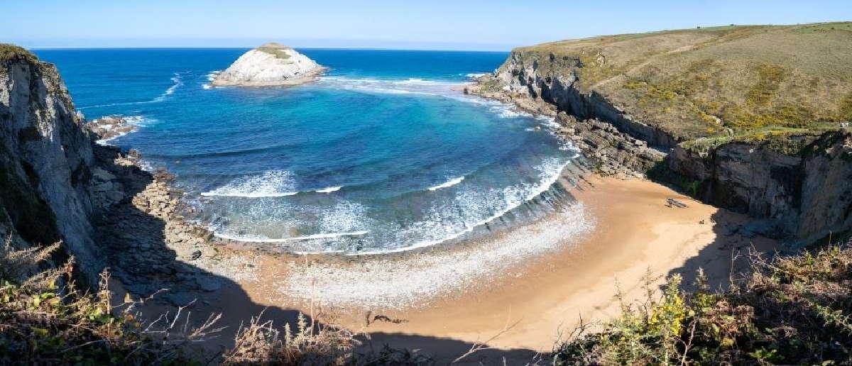 5 playas secretas de Cantabria donde el silencio y la naturaleza son los protagonistas