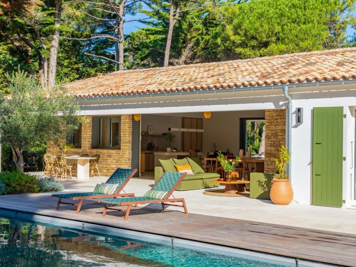 Ode au dehors : cette maison sur l'île de Ré s'ouvre sur la nature Ode au dehors : cette maison sur l'île de Ré s'ouvre sur la nature