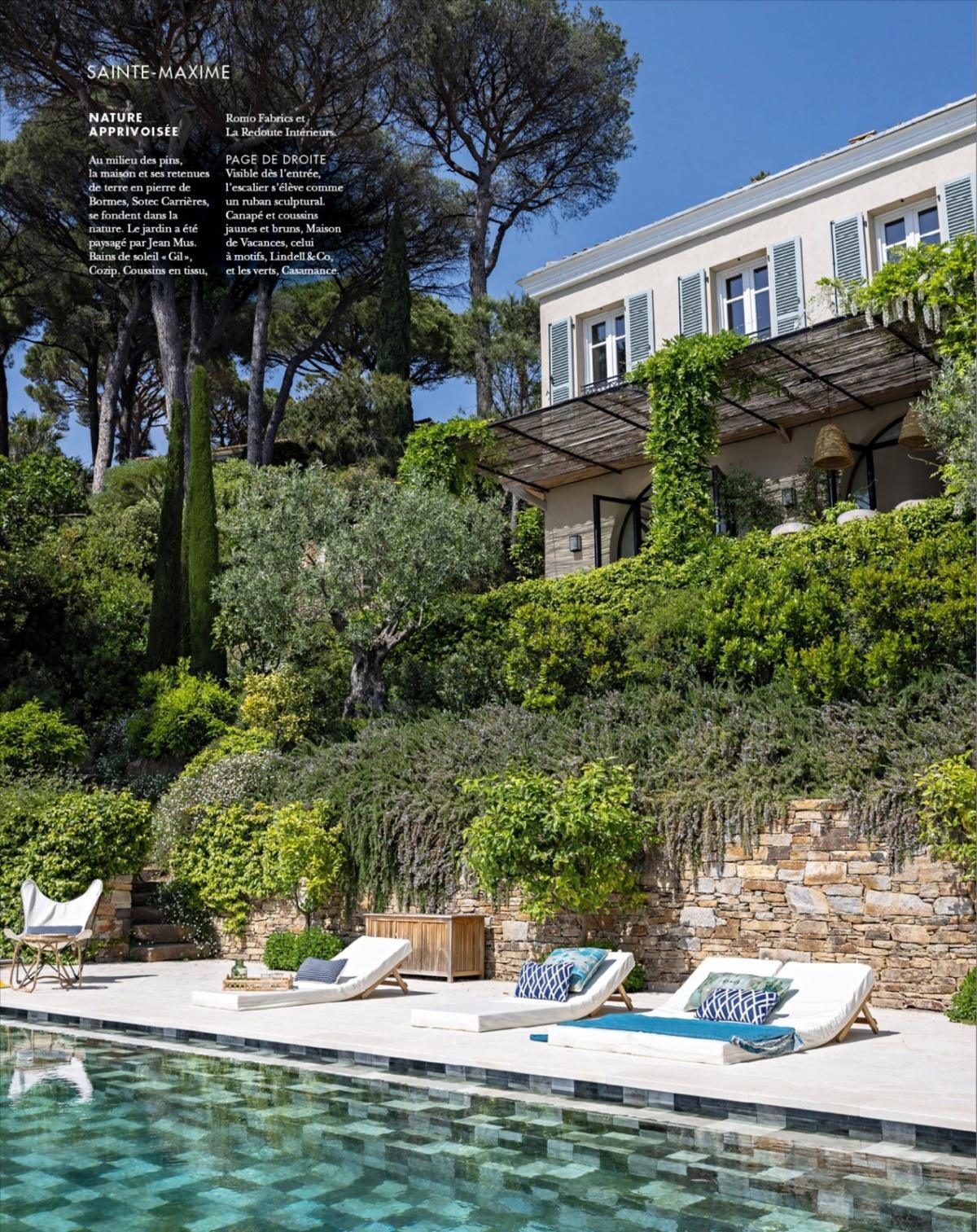 Vision panoramique : une villa aux lignes courbes dominant le golfe de Saint-Tropez