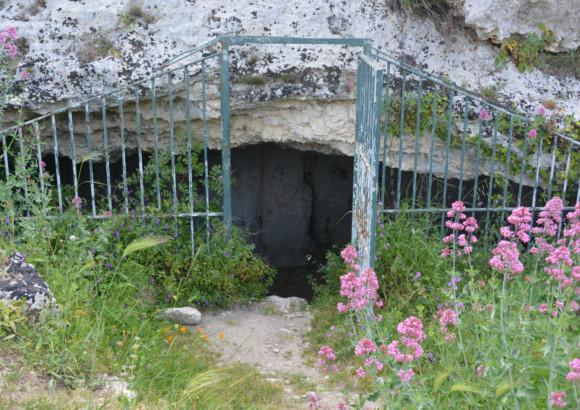 La Grotta di San Nicolicchio - The Cave of San Nicolicchio La Grotta di San Nicolicchio - The Cave of San Nicolicchio