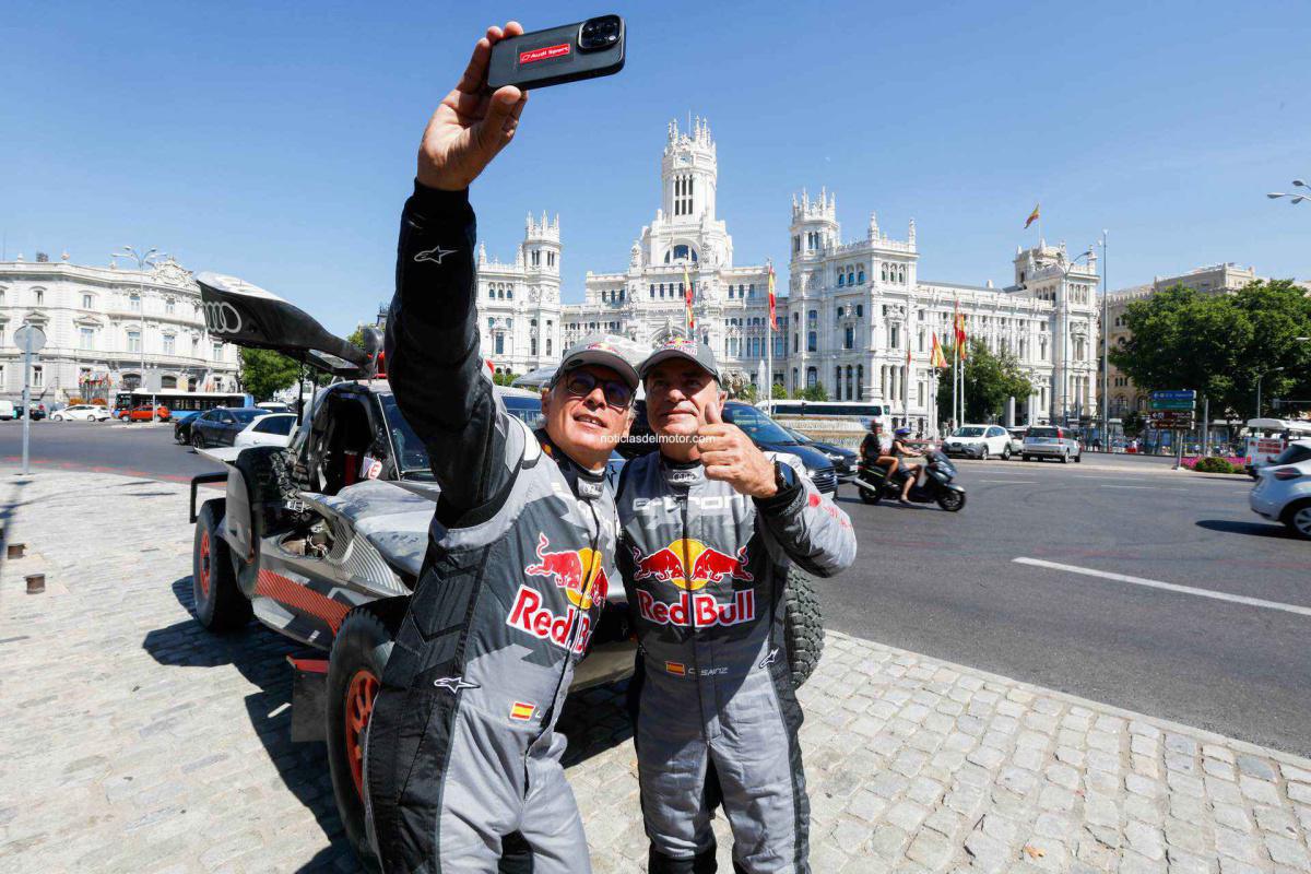 Carlos Sainz y Lucas Cruz conquistan las calles de Madrid al volante del Audi RS Q e-tron
