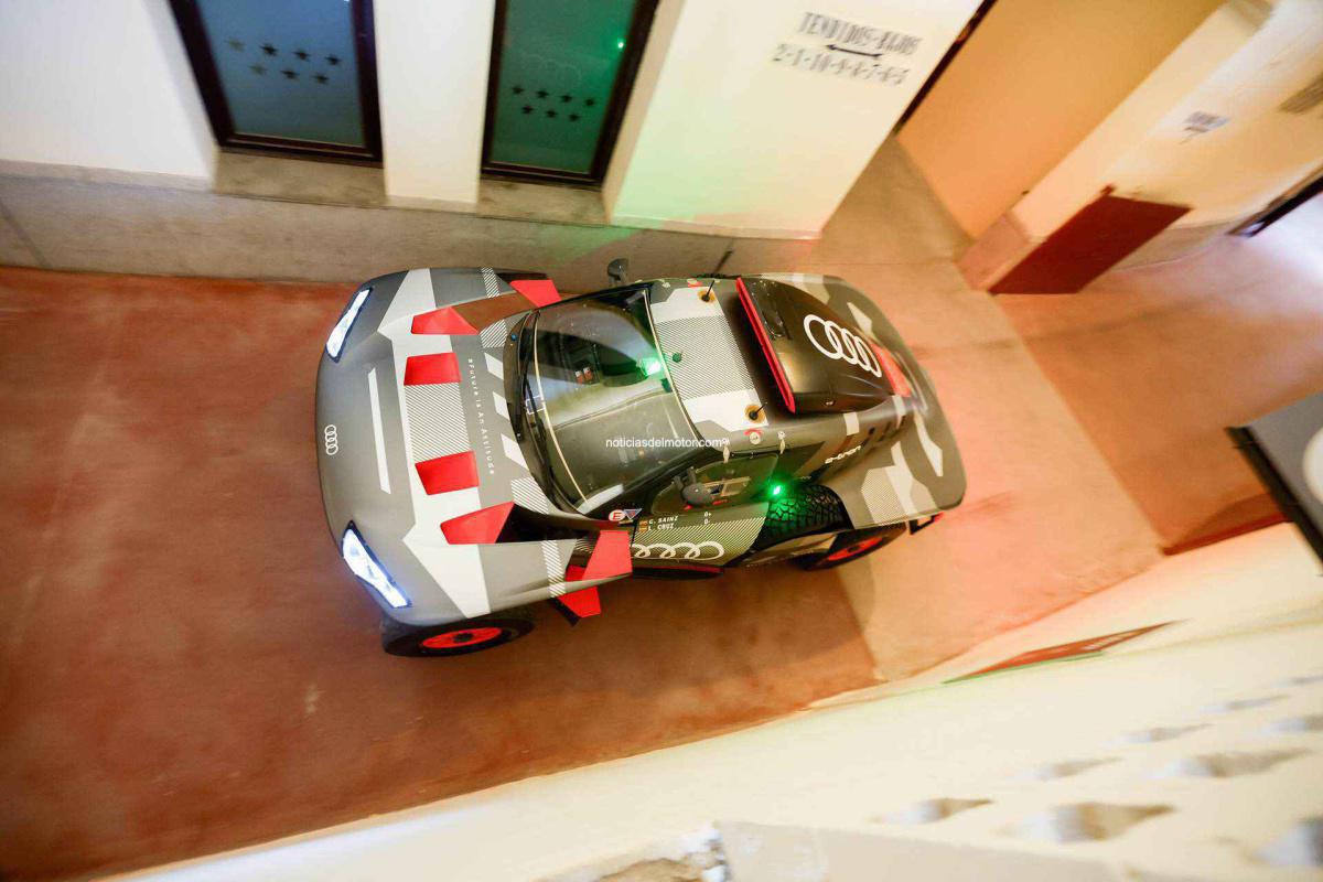 Carlos Sainz y Lucas Cruz conquistan las calles de Madrid al volante del Audi RS Q e-tron