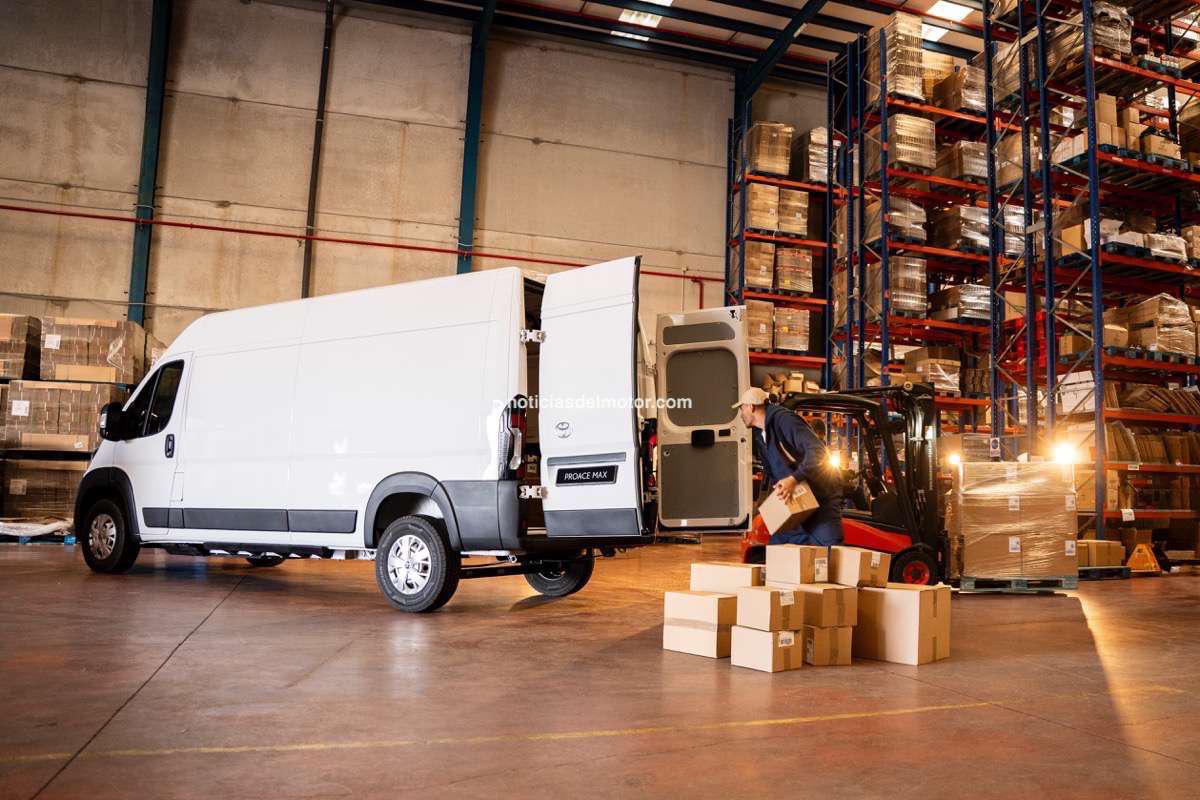 TOYOTA PROFESSIONAL SE HACE MÁS GRANDE CON LA PROACE MAX: LA FURGONETA COMERCIAL DE GRAN TAMAÑO YA DISPONIBLE DESDE 24.545 € TOYOTA PROFESSIONAL SE HACE MÁS GRANDE CON LA PROACE MAX: LA FURGONETA COMERCIAL DE GRAN TAMAÑO YA DISPONIBLE DESDE 24.545 €