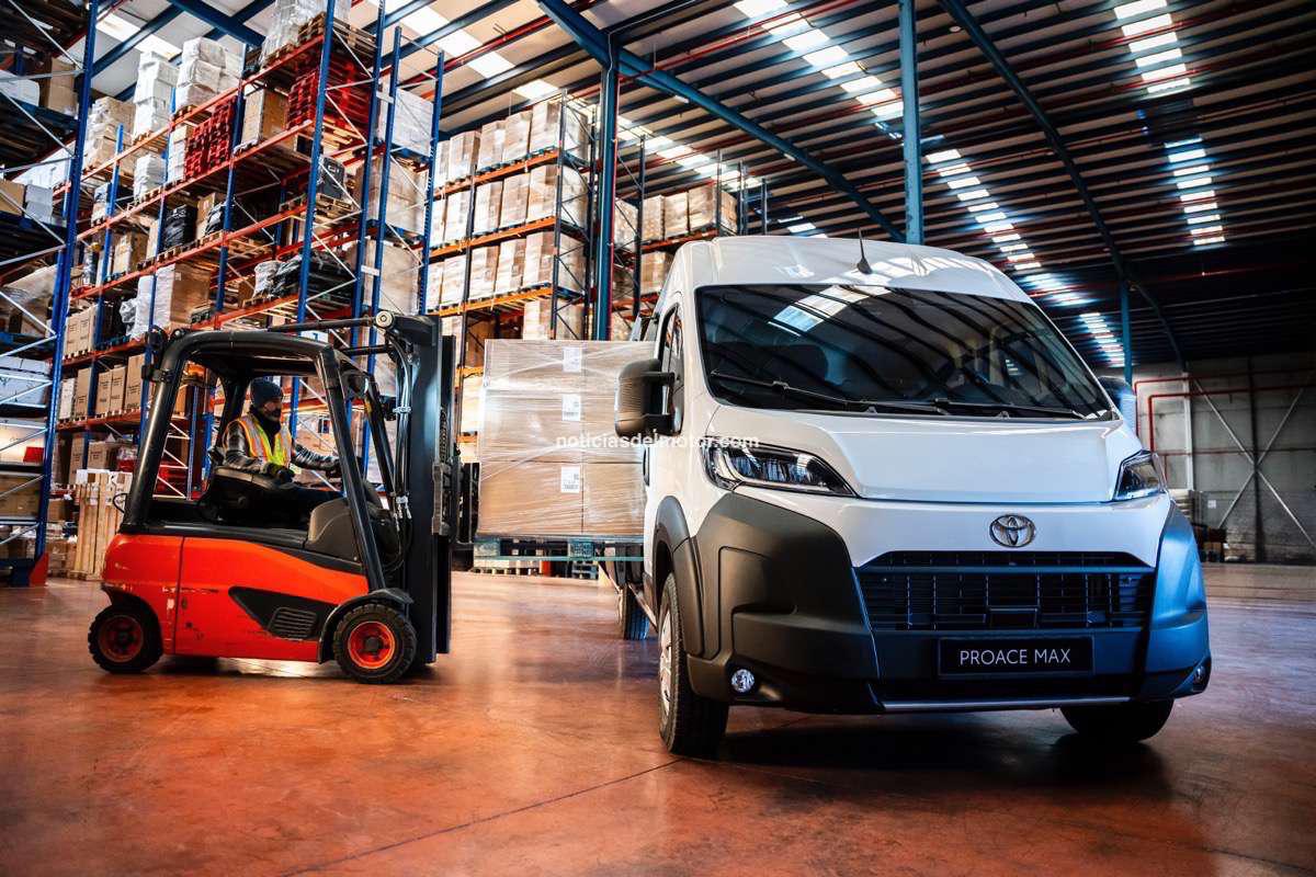 TOYOTA PROFESSIONAL SE HACE MÁS GRANDE CON LA PROACE MAX: LA FURGONETA COMERCIAL DE GRAN TAMAÑO YA DISPONIBLE DESDE 24.545 € TOYOTA PROFESSIONAL SE HACE MÁS GRANDE CON LA PROACE MAX: LA FURGONETA COMERCIAL DE GRAN TAMAÑO YA DISPONIBLE DESDE 24.545 €