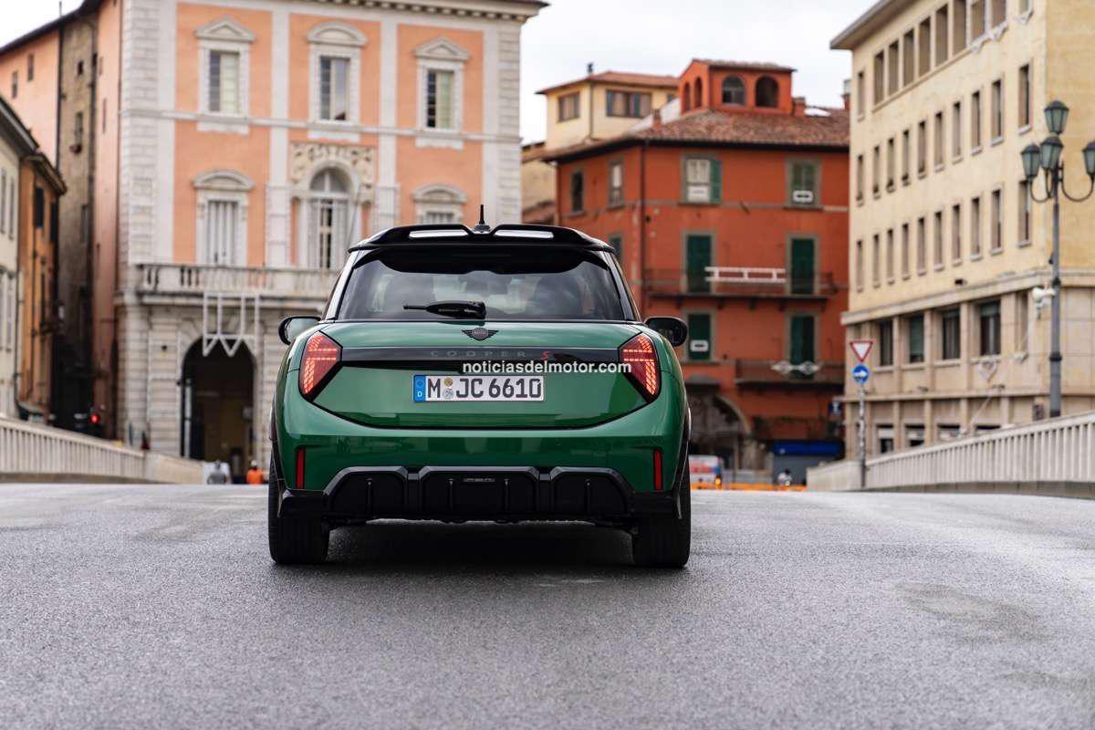 El nuevo MINI Cooper S en acabado JCW: Diseño deportivo con prestaciones típicas de la marca. El nuevo MINI Cooper S en acabado JCW: Diseño deportivo con prestaciones típicas de la marca.