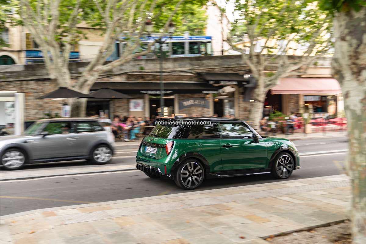 El nuevo MINI Cooper S en acabado JCW: Diseño deportivo con prestaciones típicas de la marca. El nuevo MINI Cooper S en acabado JCW: Diseño deportivo con prestaciones típicas de la marca.