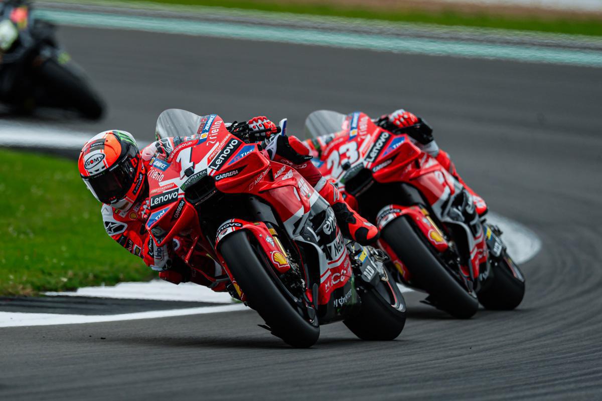  Bastianini y el Ducati Lenovo Team completan un fantástico doblete en Silverstone con Bagnaia, tercero