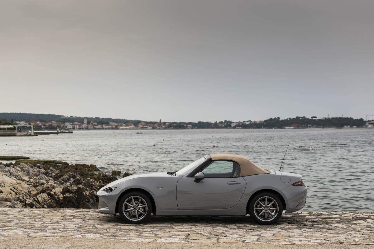 ENTREGANDO ALEGRÍA Y FELICIDAD EN TODO EL MUNDO: 35 AÑOS DEL MAZDA MX-5 ENTREGANDO ALEGRÍA Y FELICIDAD EN TODO EL MUNDO: 35 AÑOS DEL MAZDA MX-5