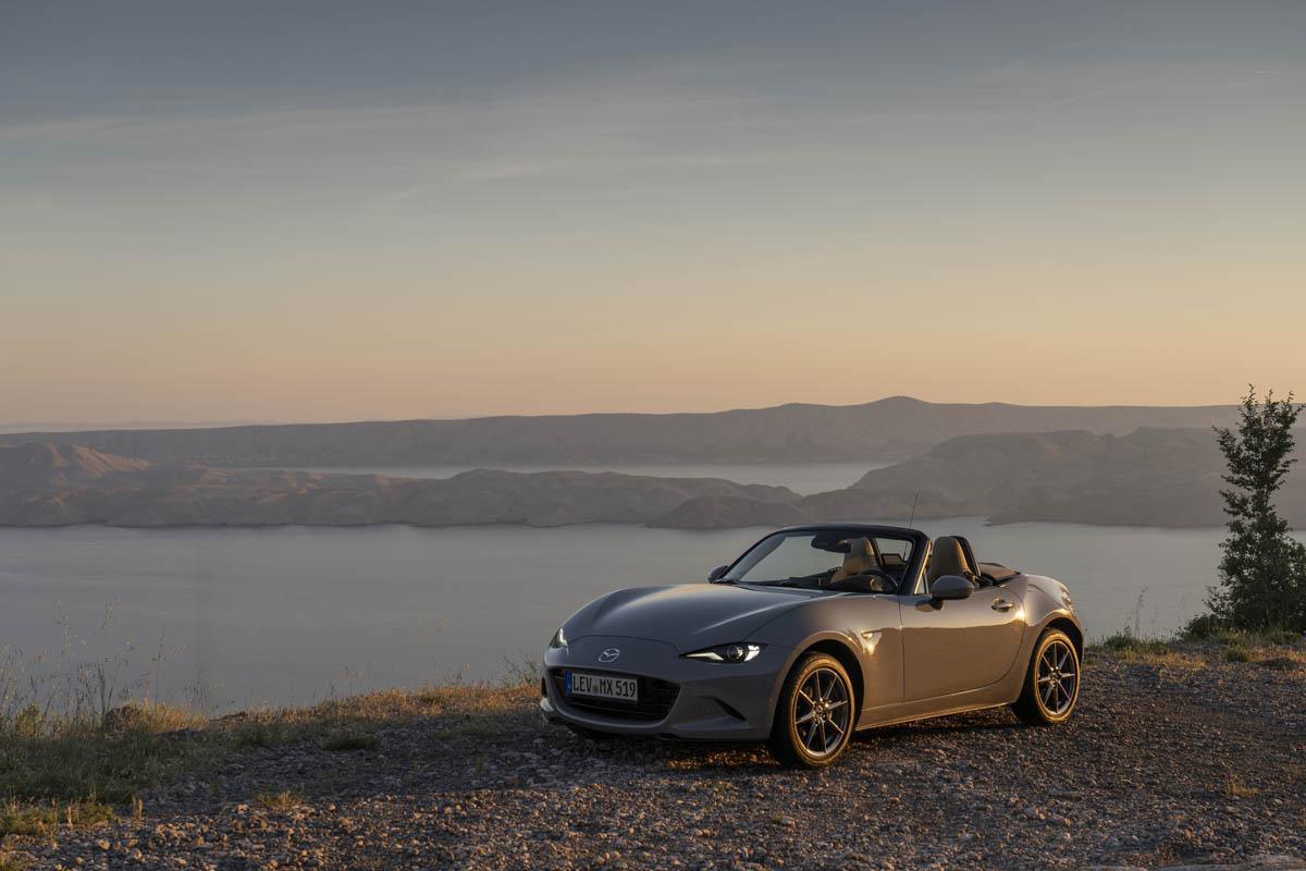 ENTREGANDO ALEGRÍA Y FELICIDAD EN TODO EL MUNDO: 35 AÑOS DEL MAZDA MX-5 ENTREGANDO ALEGRÍA Y FELICIDAD EN TODO EL MUNDO: 35 AÑOS DEL MAZDA MX-5