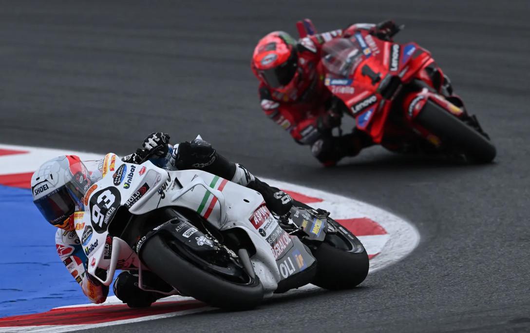 Márquez firma su segunda victoria consecutiva en una carrera marcada por las estrategias