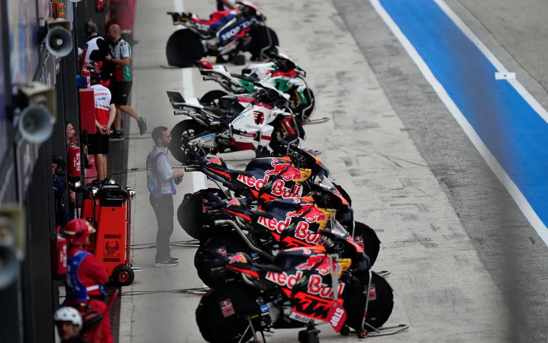 Márquez firma su segunda victoria consecutiva en una carrera marcada por las estrategias