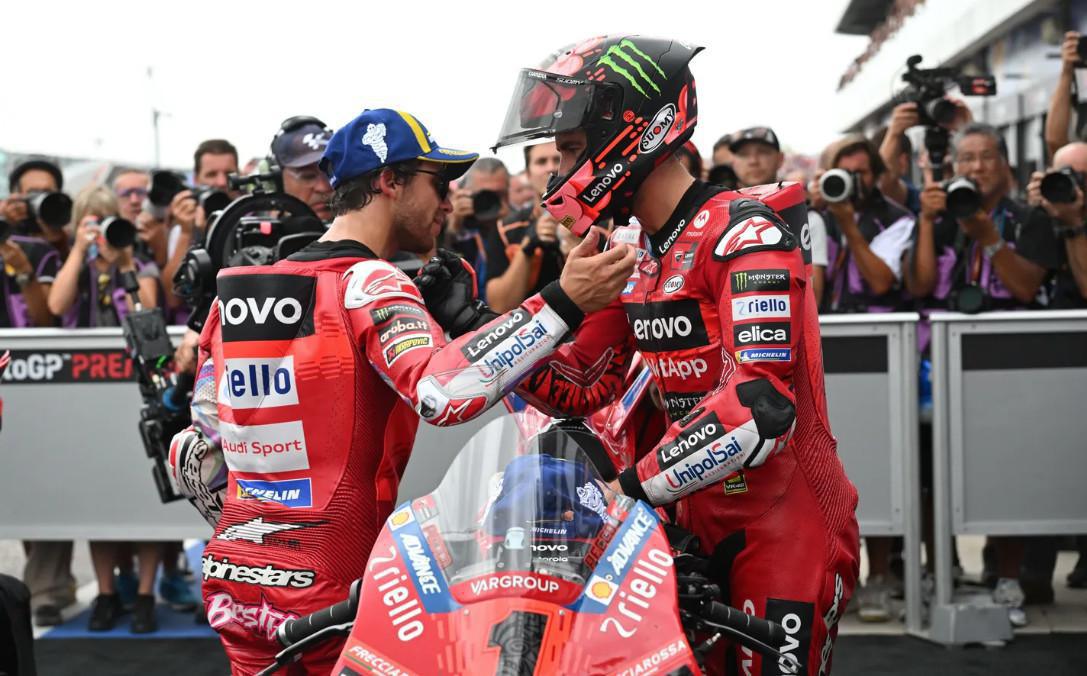 Márquez firma su segunda victoria consecutiva en una carrera marcada por las estrategias