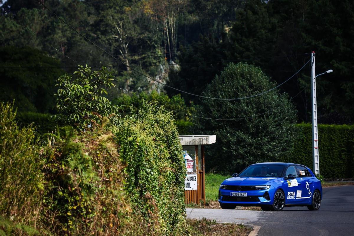 Los asturianos Hugo Velasco y Celso Roces finalizan cuartos con el Opel Astra Electric en el Eco Rallye A Coruña Los asturianos Hugo Velasco y Celso Roces finalizan cuartos con el Opel Astra Electric en el Eco Rallye A Coruña