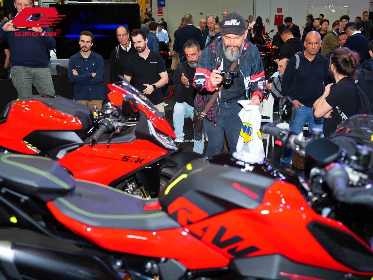 QJ MOTOR HA VUELTO A SORPRENDER EN EICMA CON UNA AMPLIA GAMA DE MÁS DE 60 MODELOS, UNA EXCEPCIONAL EXPOSICIÓN DE 1.600M² Y UNA ATRACTIVA NAKED R 1000 CC QJ MOTOR HA VUELTO A SORPRENDER EN EICMA CON UNA AMPLIA GAMA DE MÁS DE 60 MODELOS, UNA EXCEPCIONAL EXPOSICIÓN DE 1.600M² Y UNA ATRACTIVA NAKED R 1000 CC