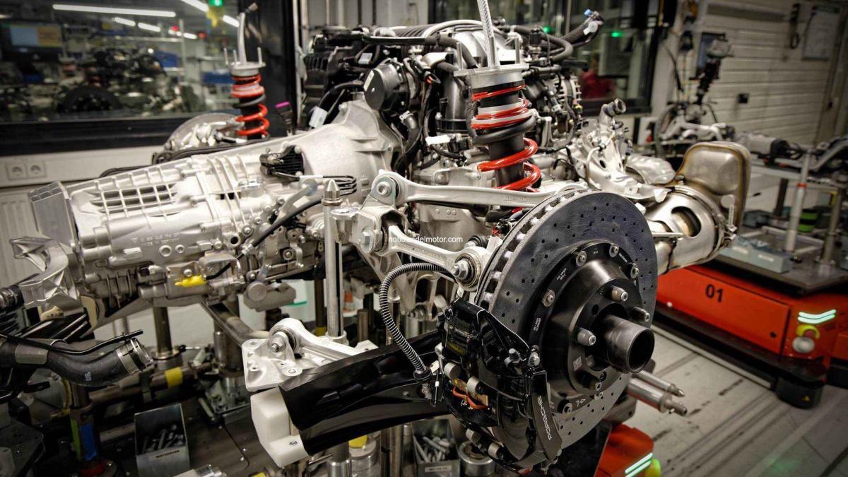 ALTA TECNOLOGÍA Y ARTESANÍA: ASÍ SE CREAN LAS EDICIONES LIMITADAS DEL 911 ALTA TECNOLOGÍA Y ARTESANÍA: ASÍ SE CREAN LAS EDICIONES LIMITADAS DEL 911