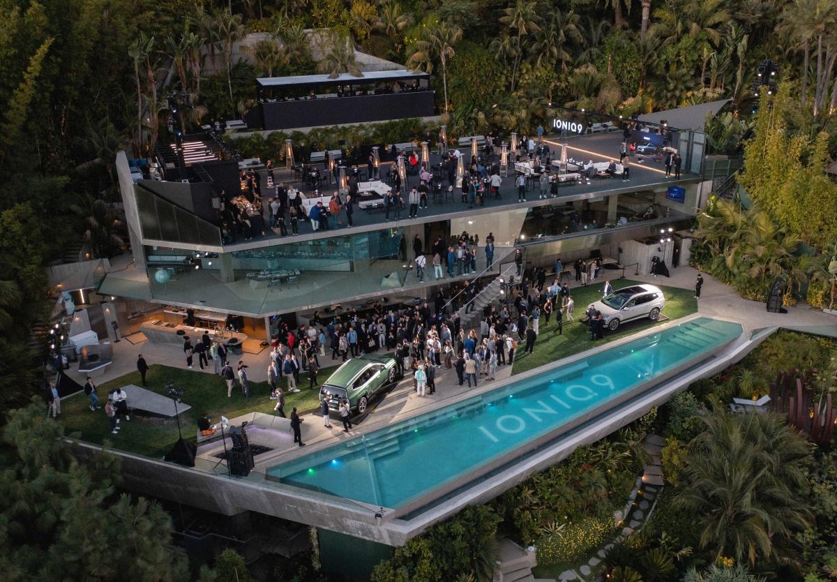 HYUNDAI MOTOR DESVELA SU NUEVO SUV 100% ELÉCTRICO IONIQ 9 EN LA ICÓNICA GOLDSTEIN HOUSE DE LOS ÁNGELES